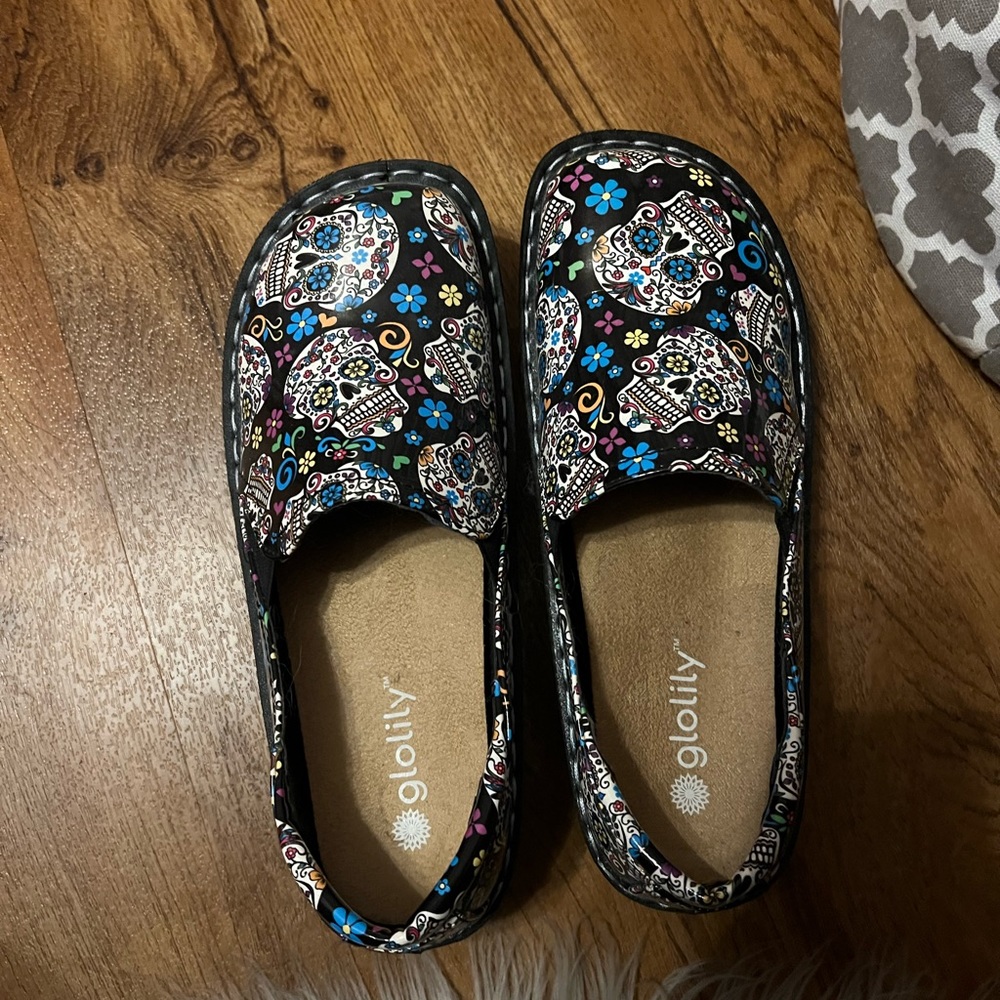 Glolily shoes for medical environment